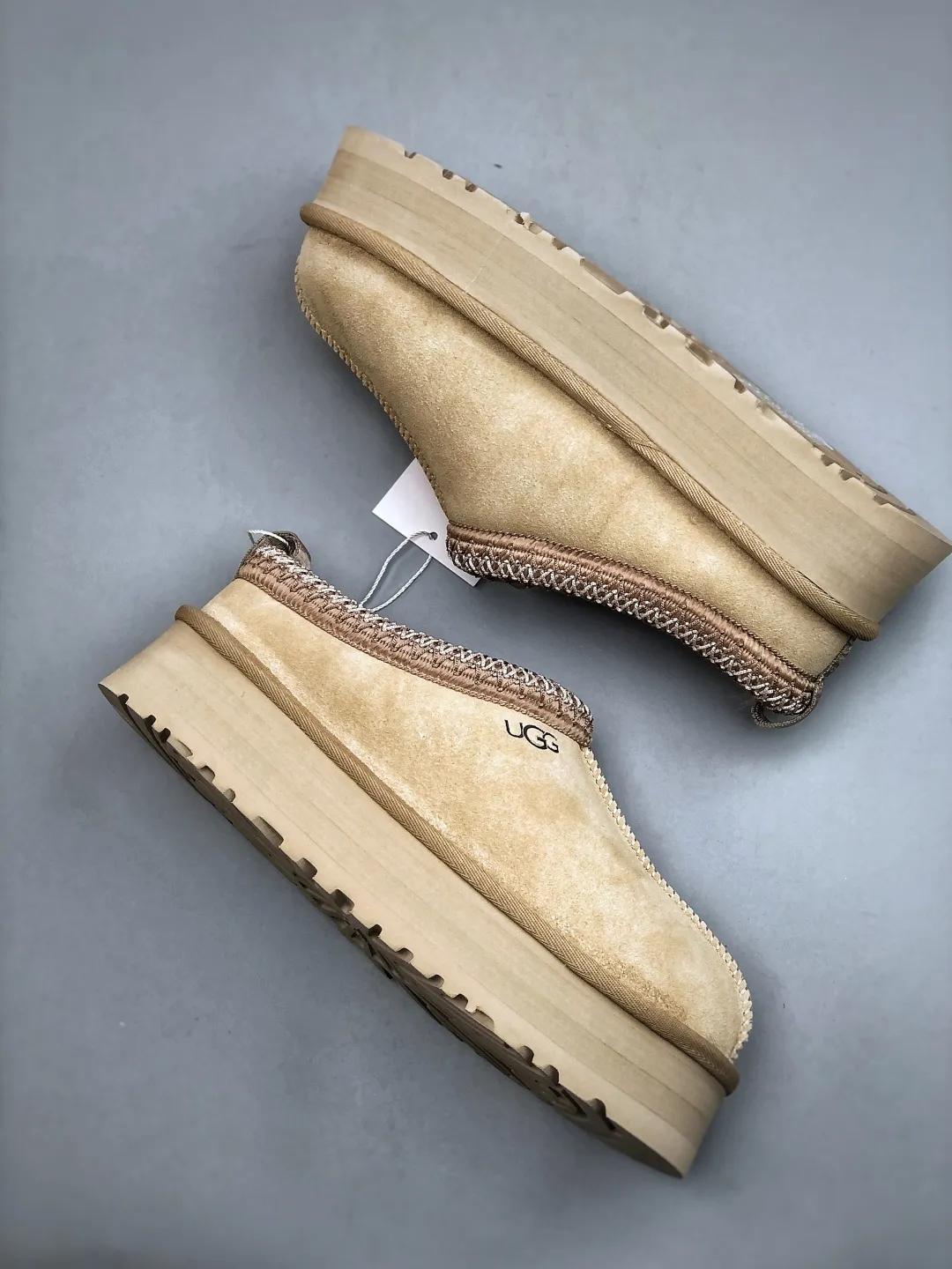 Local self-pickup💰560 supports store placement. The top version on the market. UGG Tazz ethnic style thick-soled women's model. Xiaohongshu's hot model. Produced by a major foreign trade factory in Guangzhou. From toe to insole, genuine sheep fur. Independent outer box packaging. Chip. With waterproof technology. Differentiating from any version on the market. 5cm thick sole. Independently developed original outsole. Cashmere insole. Keep warm when going out in winter. It is a very suitable choice for home use. In the new year, uug has launched a style series, which is partially biased towards the preferences of young consumers. It has also moved to the forefront of fashion trends. Shoe body material. Water-repellent coated suede upper. 17mm UGGPURE™ implanted wool insole. Lightweight non-slip and comfortable rubber outsole. With brand LOGO. With full packaging. Size: 35-40